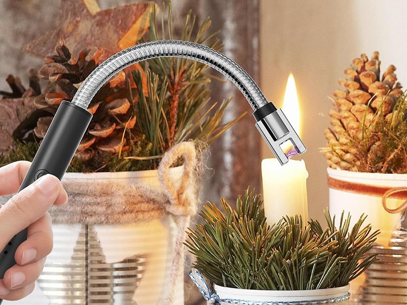 Allume-bougie électrique à long bec allumant une bougie