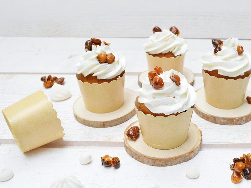 Cupcakes à la crème dans des caissettes en papier beige