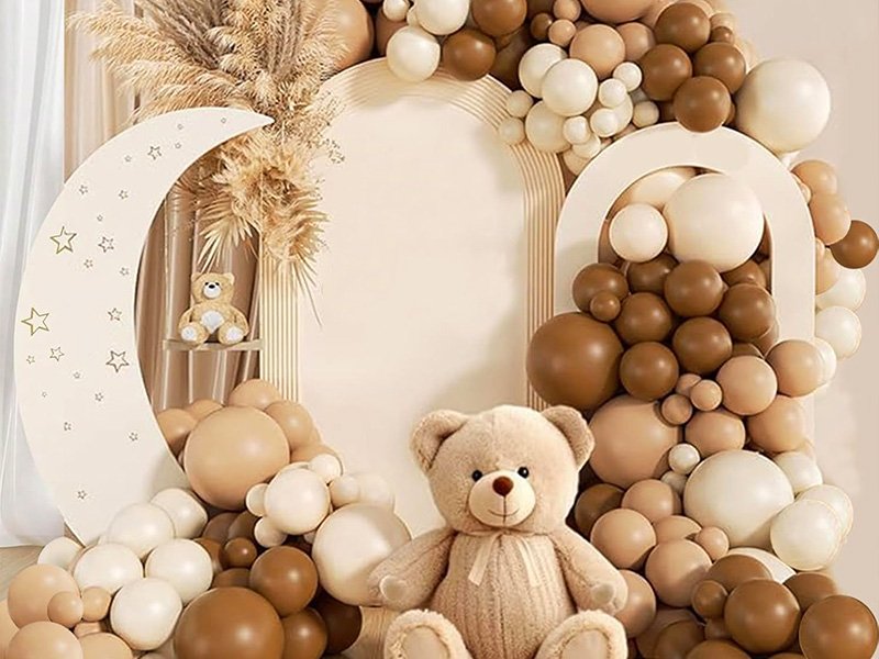 Arche de ballons marron, beige et blanc avec oursons en peluche pour une déco de baby shower neutre