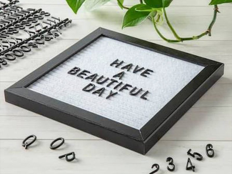 Tableau à lettres amovibles