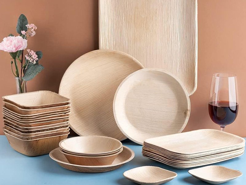 Assiettes jetables en feuille de palmier de différentes tailles empilées