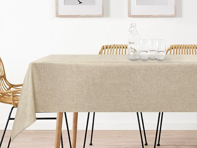 Nappe rectangulaire beige aspect lin sur une table de salle à manger