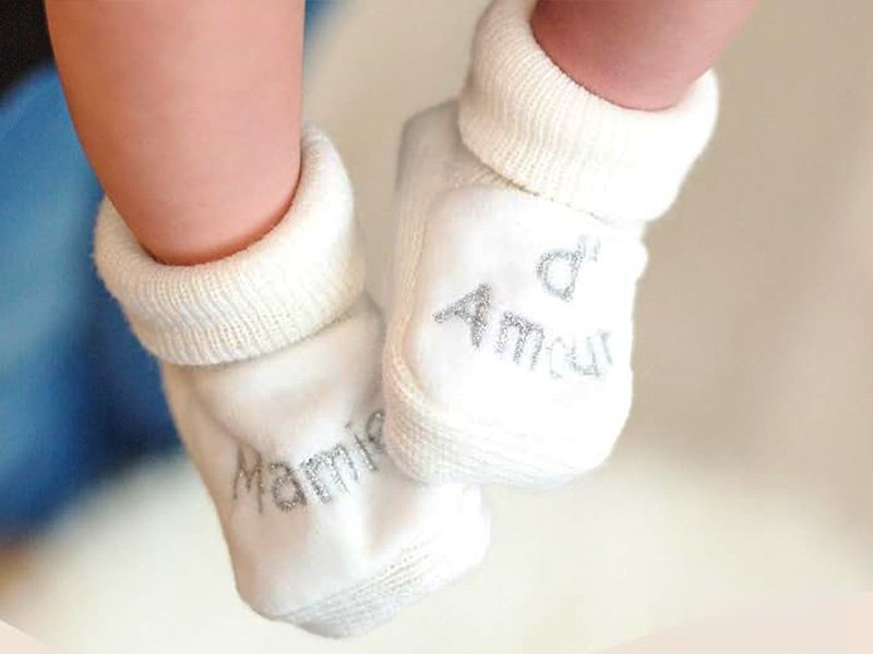 Petits chaussons dans une boîte